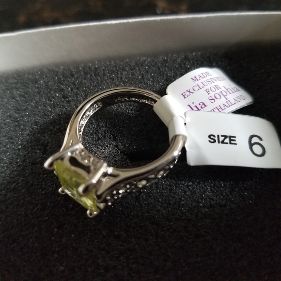 Lia Sophia Appletini Ring~ Size 6 NWT - Picture 2 of 4